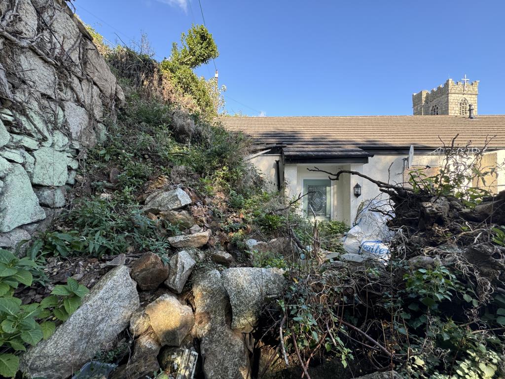 Lot: 40 - PROPERTY FOR RECONSTRUCTION - View of the damaged wall angle two